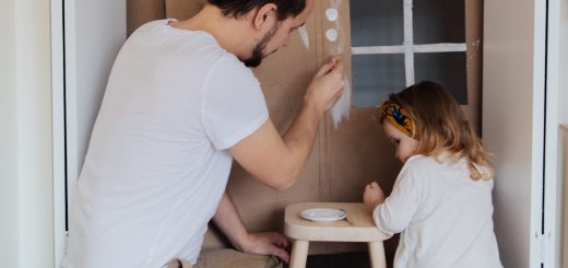 Padre e hija jugando